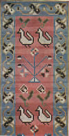 21. Фрагмент ковра с изображением петушков и деревьев
